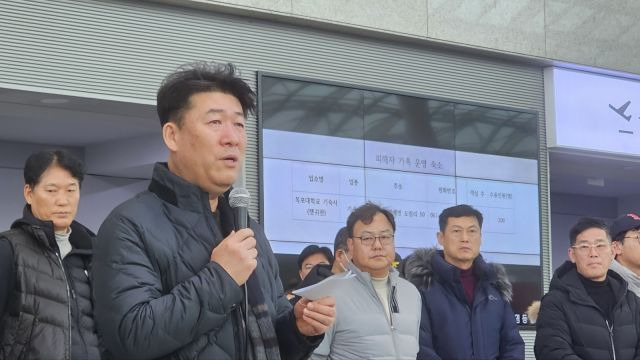 박한신 제주항공 참사 유가족협의회 대표가 30일 오전 전남 무안국제공항 대합실에서 언론 브리핑을 하고 있다. 뉴시스