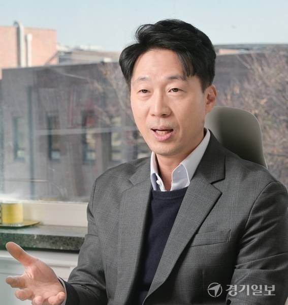 구정우 성균관대 사회학과 교수가 경기일보와의 신년 인터뷰를 통해 개인 고유성을 살린 협력의 중요성에 대해 설명하고 있다. 조주현기자