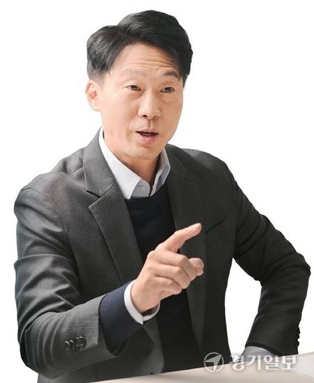 구정우 성균관대 사회학과 교수가 경기일보와의 신년 인터뷰를 통해 개인 고유성을 살린 협력의 중요성에 대해 설명하고 있다. 조주현기자