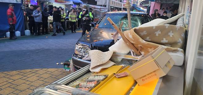 지난달 31일 오후 서울 양천구 목동 깨비시장에서 70대 남성이 몰던 차량 돌진 사고가 발생해 13명이 크고 작은 부상을 입었다.  /사진=뉴시스