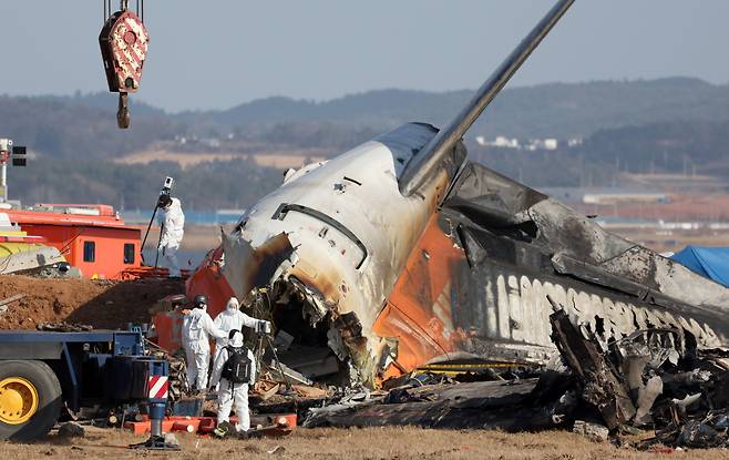 30일 전남 무안국제공항 제주항공 여객기 참사 현장에서 합동감식이 진행되고 있다. /사진=뉴시스