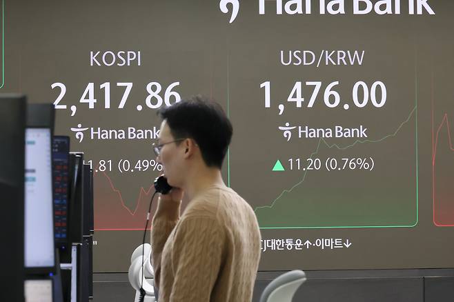 원/달러 환율이 장중 1470원대를 돌파한 지난달 27일 서울 중구 하나은행 본점 딜링룸 현황판에 원/달러 환율 등 지수들이 표시되고 있다. [연합]