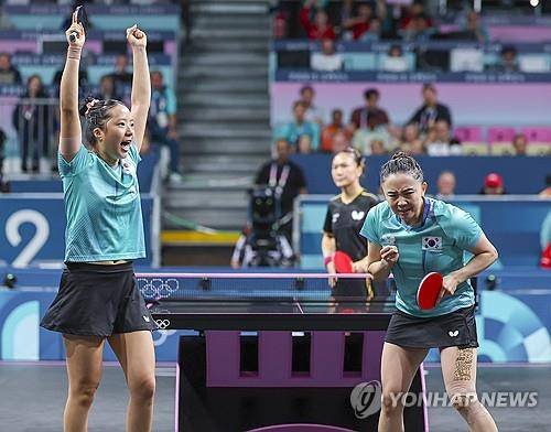 파리 올림픽 여자복식 나선 신유빈(왼쪽)과 전지희 [연합뉴스 자료 사진]