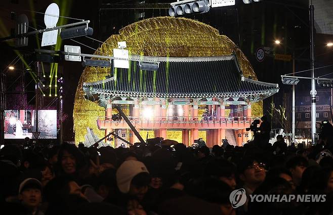 보신각 뒤로 떠오르는 자정의 태양 (서울=연합뉴스) 신현우 기자 = 새해 첫날인 1일 오전 서울 종로구 보신각에서 열린 제야의 종 타종행사에서 시민대표들의 타종하는 가운데 보신각 뒤로 자정의 태양이 떠오르고 있다. 2025.1.1 [공동취재] nowwego@yna.co.kr