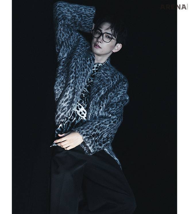 화이트 캐시미어 칼라 스웨터 재킷·화이트 코튼 셔츠·블랙 울 터틀넥 스웨터 모두 토즈 제품.