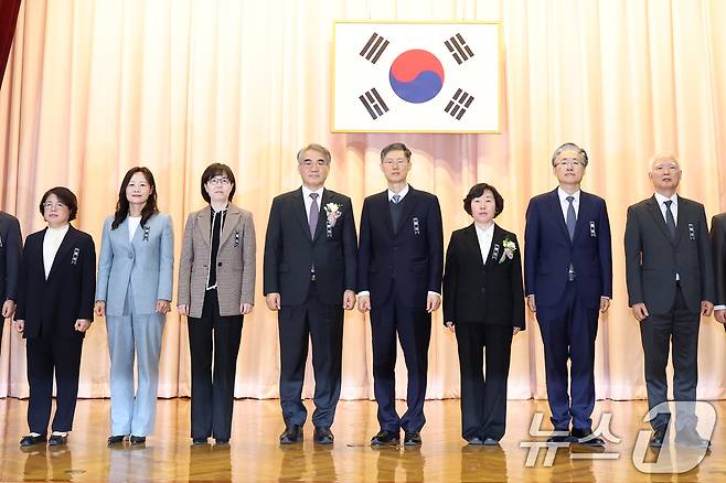 문형배 헌법재판소장 대행 등 헌법재판관들이 2일 오전 서울 종로구 헌법재판소에서 열린 '조한창·정계선 헌법재판관 취임식'이 끝난 뒤 기념촬영을 하고 있다. 왼쪽부터 김복형, 정정미, 이미선, 조한창 헌법재판관, 문형배 대행, 정계선, 김형두, 정형식 헌법재판관. 2025.1.2/뉴스1 ⓒ News1 민경석 기자