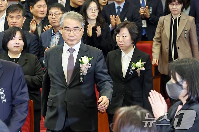 조한창(왼쪽), 정계선 신임 헌법재판관이 2일 오전 서울 종로구 헌법재판소에서 열린 취임식에 참석하고 있다. 2025.1.2/뉴스1 ⓒ News1 민경석 기자