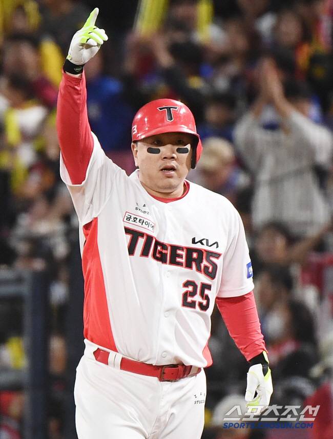 23일 광주 기아 챔피언스필드에서 열린 삼성과 KIA의 한국시리즈 2차전. 1회말 1사 2, 3루 이우성이 2타점 적시타를 친 후 기뻐하고 있다. 광주=정재근 기자 cjg@sportschosun.com/2024.10.23/