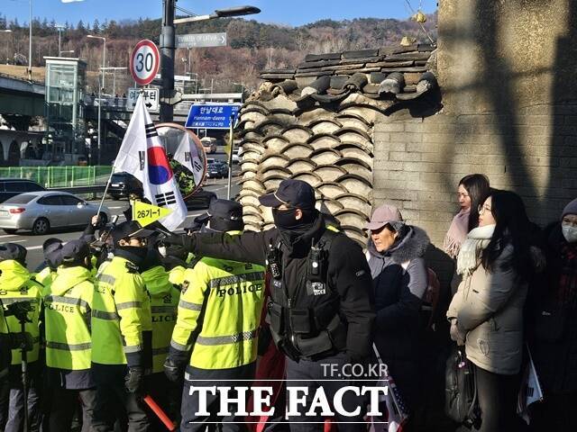2일 오전 9시 서울 용산구 한남동 대통령 관저 인근 국제루터교회 앞에는 윤 대통령을 지지하는 시민들이 운집해 '부정선거 아웃(OUT), 입법 독재'라고 적힌 피켓을 들고 태극기와 성조기를 흔들고 있다. /이다빈 기자