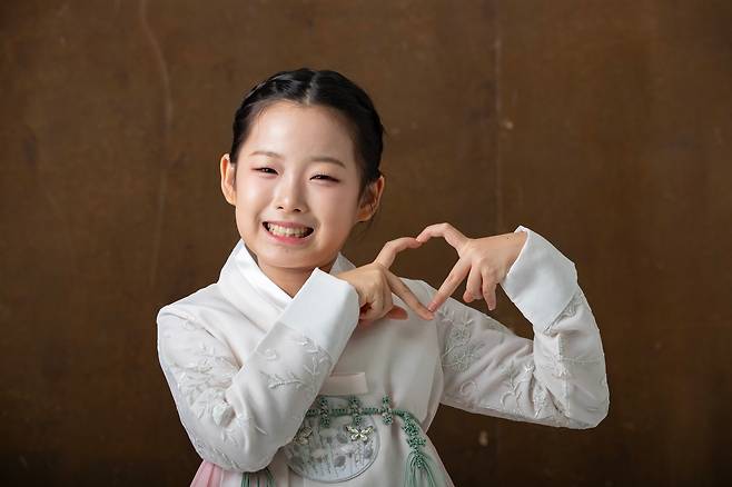 최근 많은 사랑을 받고 있는 11세 트로트 가수 이수연이 "아버지 살아계셨을 때 노래했으면 얼마나 좋았을까 하는 생각이 든다"면서 "나중에 팬분들이 더 많이 생기면 생일을 맞아 작은 규모라도 팬분들과 함께 모여 퀴즈도 풀고 노래하면서 즐거운 시간을 갖고 싶다"는 새해 소망을 이야기하고 있다. /이태경 기자