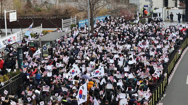 지난 1일 오후 서울 용산구 한남동 대통령 관저 인근에서 윤석열 대통령 지지자들이 탄핵 반대 시위를 하고 있다.이날 오동운 고위공직자범죄수사처장은 기자들과 만나 대통령경호처가 관저 문을 열지 않을 경우 이 행위가 공무집행방해에 해당한다고 경고했다. /뉴스1