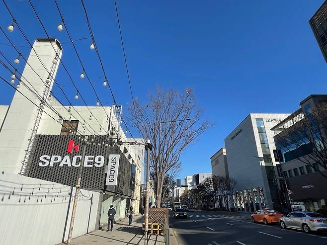 지난해 12월 31일 서울 강남구 논현동 55의 16 일원(왼쪽). 이 부지에는 최고 20층짜리 오피스빌딩이 들어설 예정이다. / 사진 = 정해용 기자