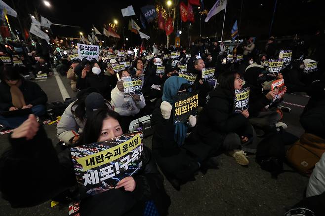 윤석열 대통령에 대한 체포영장 발부 사흘째인 2일 서울 용산구 한남동 대통령 관저 인근에서 윤석열즉각퇴진·사회대개혁 비상행동 주최로 열린 탄핵 지지 집회에서 참가자들이 대통령 체포 및 구속을 촉구하고 있다. /연합뉴스