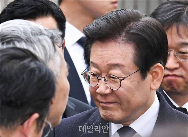 위증교사 혐의 무죄 선고를 받은 이재명 더불어민주당 대표가 25일 서울 서초동 서울중앙지방법원에서 나온 후 차에 타기 전 의원들에게 인사를 하고 있다. ⓒ사진공동취재단