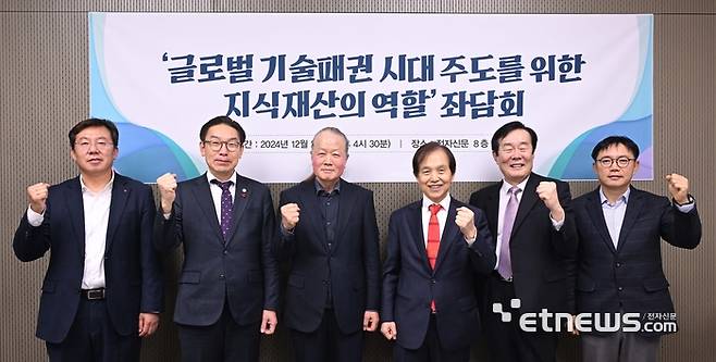 글로벌 기술패권시대 지식재산의 역할 좌담회가 특허청·국가지식재산위원회·전자신문 공동 주최로 27일 서울 서초구 전자신문사에서 열렸다. 왼쪽부터 강병준 전자신문 대표, 김완기 특허청장, 이정훈 서울반도체 대표, 이광형 국가지식재산위원장, 고기석 한국지식재산서비스협회장, 김승규 전자신문 편집국장. 박지호기자 jihopress@etnews.com