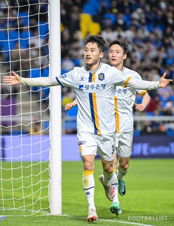 최경록(왼쪽, 광주FC). 서형권 기자