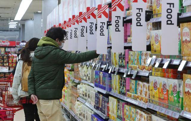 지난달 31일 서울의 한 대형마트에서 고객이 물건을 살펴보고 있다. 뉴시스