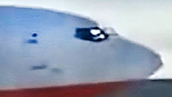 제주항공 여객기가 무안공항 활주로에 비상 동체착륙을 한 뒤 콘크리트 둔덕과 충돌하기 직전 조종석에서 기장의 마지막 모습으로 추정되는 모습이 포착됐다. 네티즌들은 기장이 마지막 순간까지 머리 위쪽 패널을 만지며 최대한 피해를 줄이려 했을 것이라고 추측했다. 사진 독자제공 영상 캡처