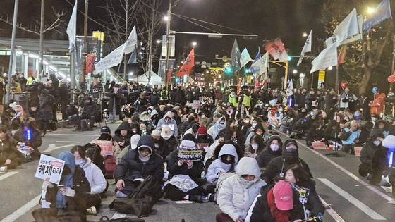 윤석열 대통령에 대한 체포영장 집행을 앞둔 2일 오후 6시쯤 서울 용산구 이태원로 블루스퀘어 옆에서 윤 대통령 체포 촉구 집회가 열리고 있다. 최서인 기자