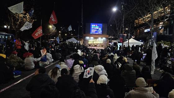 윤석열 대통령에 대한 체포영장 집행을 앞둔 2일 오후 6시쯤 서울 용산구 이태원로 블루스퀘어 옆에서 윤 대통령 체포 촉구 집회가 열리고 있다. 최서인 기자