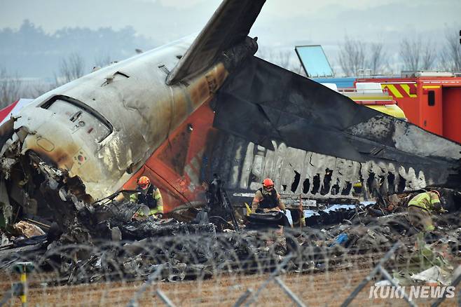 제주항공을 비롯한 애경그룹주가 새해 개장 첫 날인 2일 줄줄이 약세를 띠고 있다. 사진은 지난달 30일 전남 무안국제공항에서 발생한 제주항공 여객기 충돌 폭발 사고 현장에서 소방대원들이 유류품을 탐색하는 모습.&nbsp; &nbsp;사진=유희태 기자