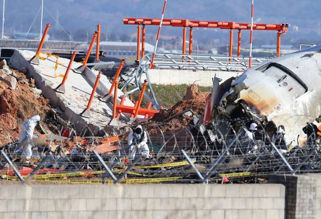 지난 31일 전남 무안군 무안국제공항 제주항공 여객기 참사 현장에서 경찰 과학수사대와 국과수가 현장 조사를 하고 있다. 여객기 참사 원인으로 부상한 콘크리트 둔덕과 로컬라이저(방위각 시설)가 처참히 부서져 있다. 연합뉴스