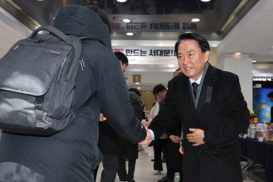 이성헌(오른쪽) 서대문구청장이 새해 첫 근무일인 2일 아침 청사 현관에서 출근하는 직원들과 새해 인사를 나누며 악수하고 있다. 서대문구청 제공
