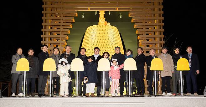 경북도가 1일 0시 도청 원당지에서 2025 을사년 새해 맞이 타종행사를 열고 있다.[경북도 제공]