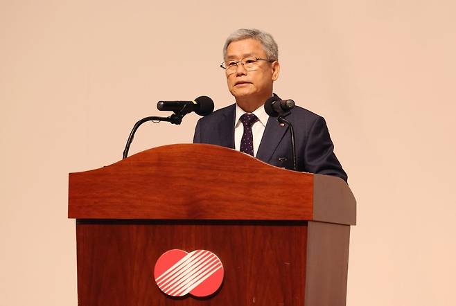 김동철 한국전력 사장이 2일 전남 나주 한전 본사에서 진행된 시무식에서 신년사를 하고 있다.［한국전력 제공］