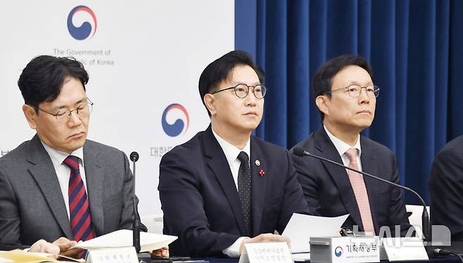 [세종=뉴시스] 김범석 기획재정부 1차관이 지난달 27일 정부세종청사에서 열린 '2025년 경제정책방향' 상세브리핑에서 발언하고 있다. (사진 = 기재부 제공) 2024.12.27.