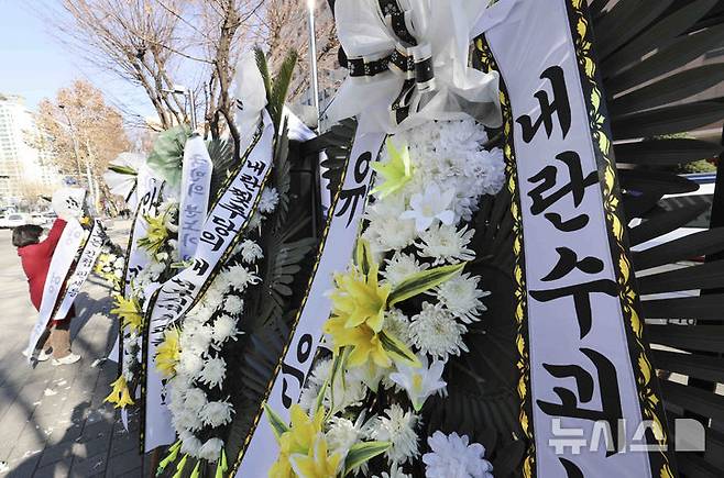 [서울=뉴시스] 김근수 기자 = 윤석열 대통령에 대한 체포영장을 발부한 서울서부지방법원 앞에 법원을 비난하는 근조화환이 설치된 2일 서울 마포구 서울서부지방법원 앞으로 한 시민이 지나가고 있다. 2025.01.02. ks@newsis.com