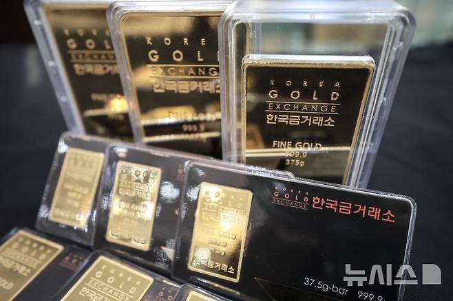 [서울=뉴시스] 정병혁 기자 = 미 월스트리트 애널리스트들은 2025년에 금값이 더 오를 것으로 전망했다. 사진은 지난해 12월9일 서울 종로구 한국금거래소에 골드바가 놓여 있는 모습. 2025.1.2