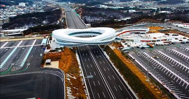 [서울=뉴시스] 계룡그룹 KR산업이 운영하는 포천~세종 고속도로 처인휴게소의 전경. 2025.01.02. (사진=계룡건설 제공) photo@newsis.com  *재판매 및 DB 금지