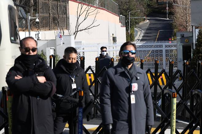 고위공직자범죄수사처가 내란 수괴(우두머리)·직권남용 혐의를 받는 윤석열 대통령의 체포영장을 유효기간인 6일 이전에 집행하겠다고 밝힌 가운데 2일 용산구 한남동 대통령 관저 정문 앞에 경찰이 경계근무를 서고 있다. 연합뉴스