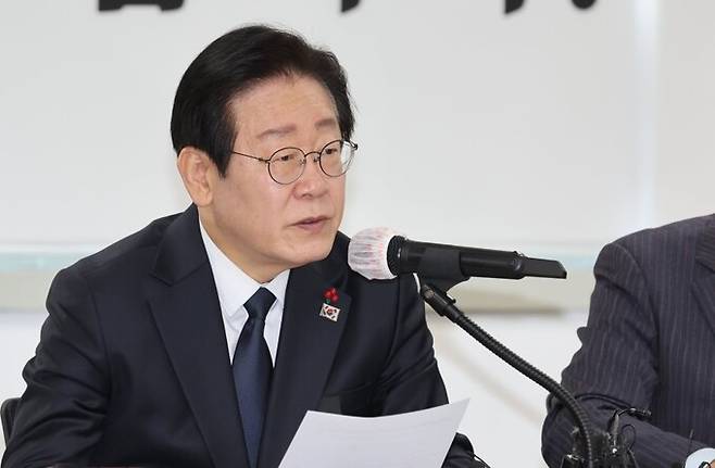 이재명 더불어민주당 대표가 지난 30일 전남 무안 더불어민주당 전남도당 대회의실에서 열린 현장 최고위원회의 및 항공사고대책위원회 긴급 연석회의에서 발언하고 있다. 뉴스1