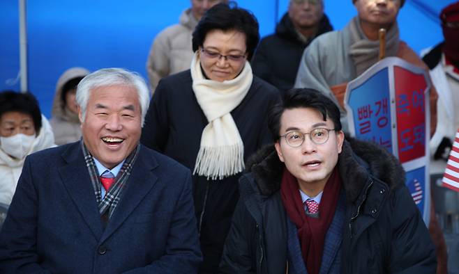 윤상현 국민의힘 의원이 지난 2024년 12월 28일 서울 종로구 세종대로에서 열린 대한민국바로세우기국민운동본부(대국본) 주최 '자유민주주의 수호 광화문 국민혁명대회'에 참석해 전광훈 목사(왼쪽)와 대화를 나누고 있다. 대국본 제공