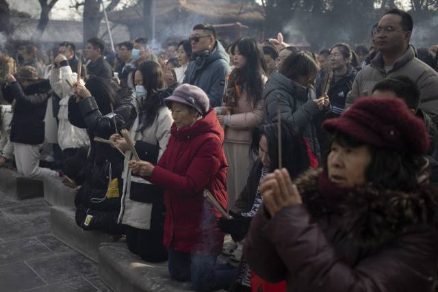 새해 첫 날인 1일 중국 베이징의 용허사를 찾은 사람들이 향을 들고 기도하고 있다. EPA연합