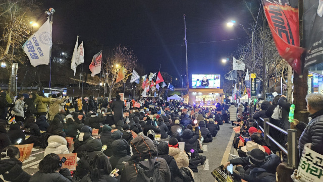 2일 밤 한강진역 2번출구 인근에서 진보단체 집회 참석자들이 구호를 외치고 있다. 채민석 기자