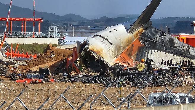 지난해 12월 29일 발생한 제주항공 여객기 참사 원인을 둘러싸고 여러 가설이 제기되고 있는 가운데 항공기가 동체착륙 후 부딪힌 로컬라이저(방위각 표시시설) 둔덕이 참사를 키웠다는 지적이 계속 제기되고 있는 상황이다. 동체 착륙 후 활주로 끝단 로컬라이저가 설치된 둔덕(왼쪽)에 부딪힌 후 심하게 손상을 입은 사고 항공기 모습. ⓒ시사저널 정성환