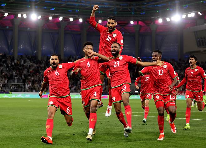 오만 선수들이 1일 걸프컵 준결승에서 사우디를 맞아 골을 터뜨린 뒤 기뻐하고 있다. 로이터연합뉴스