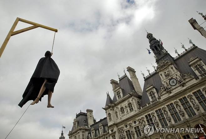 국제앰네스티 사형 반대 퍼포먼스 [EPA 연합뉴스 자료사진. 재판매 및 DB 금지]