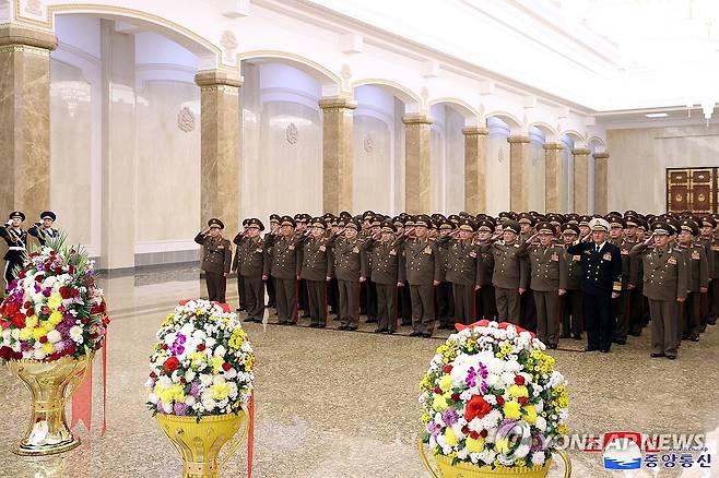 북한 당ㆍ정 간부들 금수산태양궁전 참배 (평양 조선중앙통신=연합뉴스) 2025년 새해를 맞으며 북한의 당과 정부의 간부들 무력기관 지휘성원들이 지난 1일 금수산태양궁전을 참배했다고 조선중앙통신이 2일 보도했다. 2025.1.2
  nkphoto@yna.co.kr
    [국내에서만 사용가능. 재배포 금지. For Use Only in the Republic of Korea. No Redistribution] nkphoto@yna.co.kr