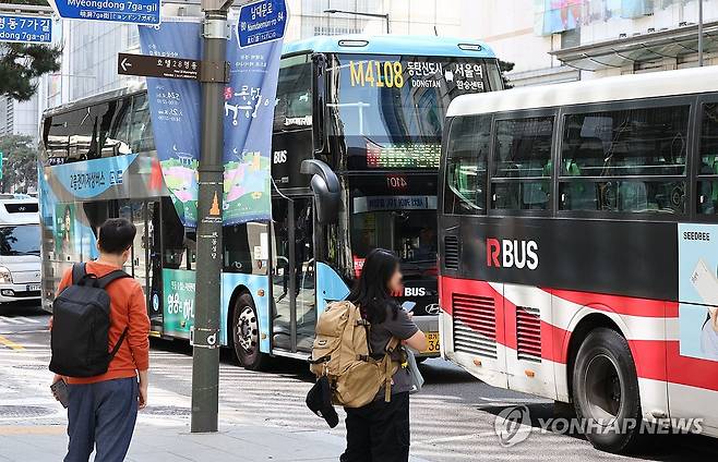 서울 중구 명동입구역 버스정류장에 정차한 버스들. [연합뉴스 자료사진]
