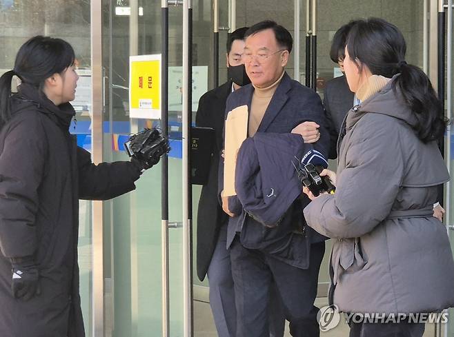 영장실질심사 끝난 김진하 강원 양양군수 (속초=연합뉴스) 류호준 기자 = 2일 오후 김진하 강원 양양군수가 춘천지법 속초지원에서 구속 전 피의자 심문(영장실질심사)을 마치고 나오고 있다. 김 군수는 민원인으로부터 민원 해결을 대가로 금품을 수수한 혐의 등을 받고 있다. 2025.1.2 ryu@yna.co.kr