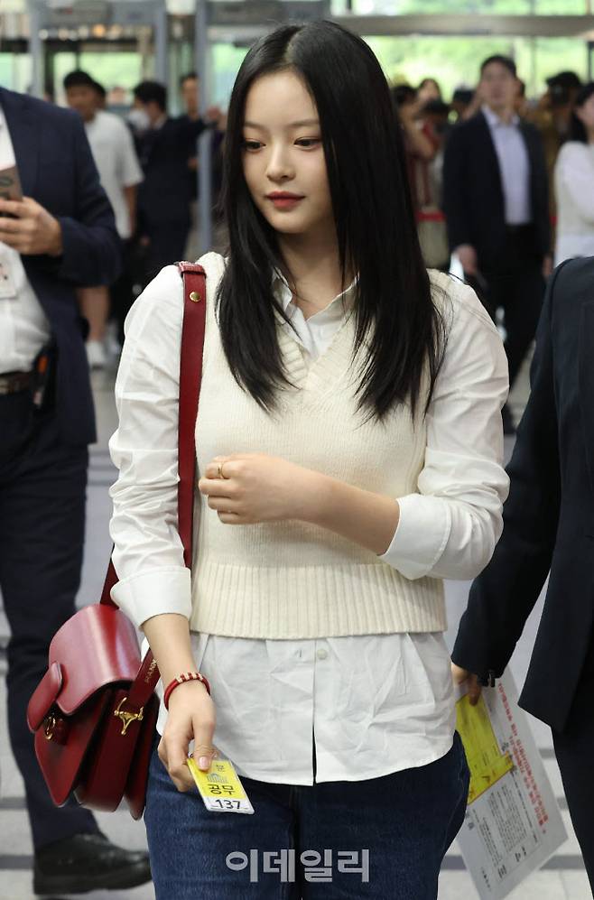 뉴진스 하니가 지난해 10월15일 서울 여의도 국회에서 열린 환경노동위원회 국정감사에 참고인으로 출석하기 위해 국회로 들어오고 있다. 오른쪽 팔목엔 세이브더칠드런 ‘세이브원’ 긴급구호팔찌를 차고 있다. (사진=이데일리 노진환 기자)