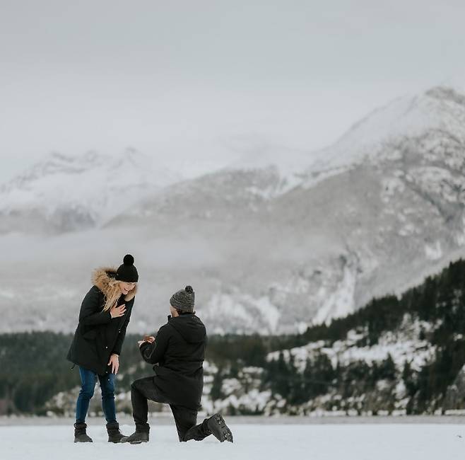 프로포즈 받은 사실을 공개한 톰슨 (톰슨 sns 캡처)