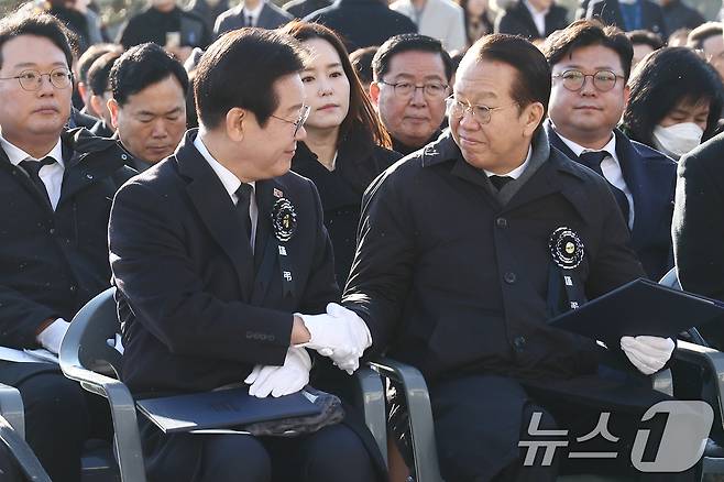 권영세 국민의힘 비상대책위원장(오른쪽)과 이재명 더불어민주당 대표가 3일 오전 서울 여의도 국회에서 열린 고 김수한 전 국회의장 영결식에서 악수하고 있다. 2025.1.3/뉴스1 ⓒ News1 김민지 기자