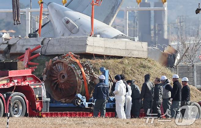 제주항공 여객기 참사 엿새째인 3일 오후 전남 무안국제공항 참사 현장에서 로컬라이저(방위각시설) 둔덕에 파묻힌 제주항공 7C2216편의 엔진이 트럭 위로 옮겨지고 있다. 2025.1.3/뉴스1 ⓒ News1 김진환 기자