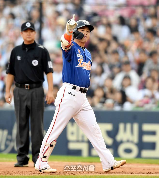 한화 이도윤이 잠실구장에서 열린 2024 KBO리그 두산과 경기 2회초 1사 1,2루에서 1타점 안타를 친 후 세리머니를 하고 있다. 잠실 | 최승섭기자 thunder@sportsseoul.com