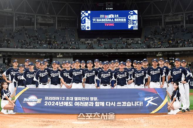 대한민국 야구 대표팀이 지난해 11월 2일 고척스카이돔에서 열린 쿠바와의 두 차례 평가전을 모두 승리한 뒤 프리미어12 출전에 앞두고 기념촬영을 하고 있다. 사진 | 고척 | 박진업 기자 upandup@sportsseoul.com